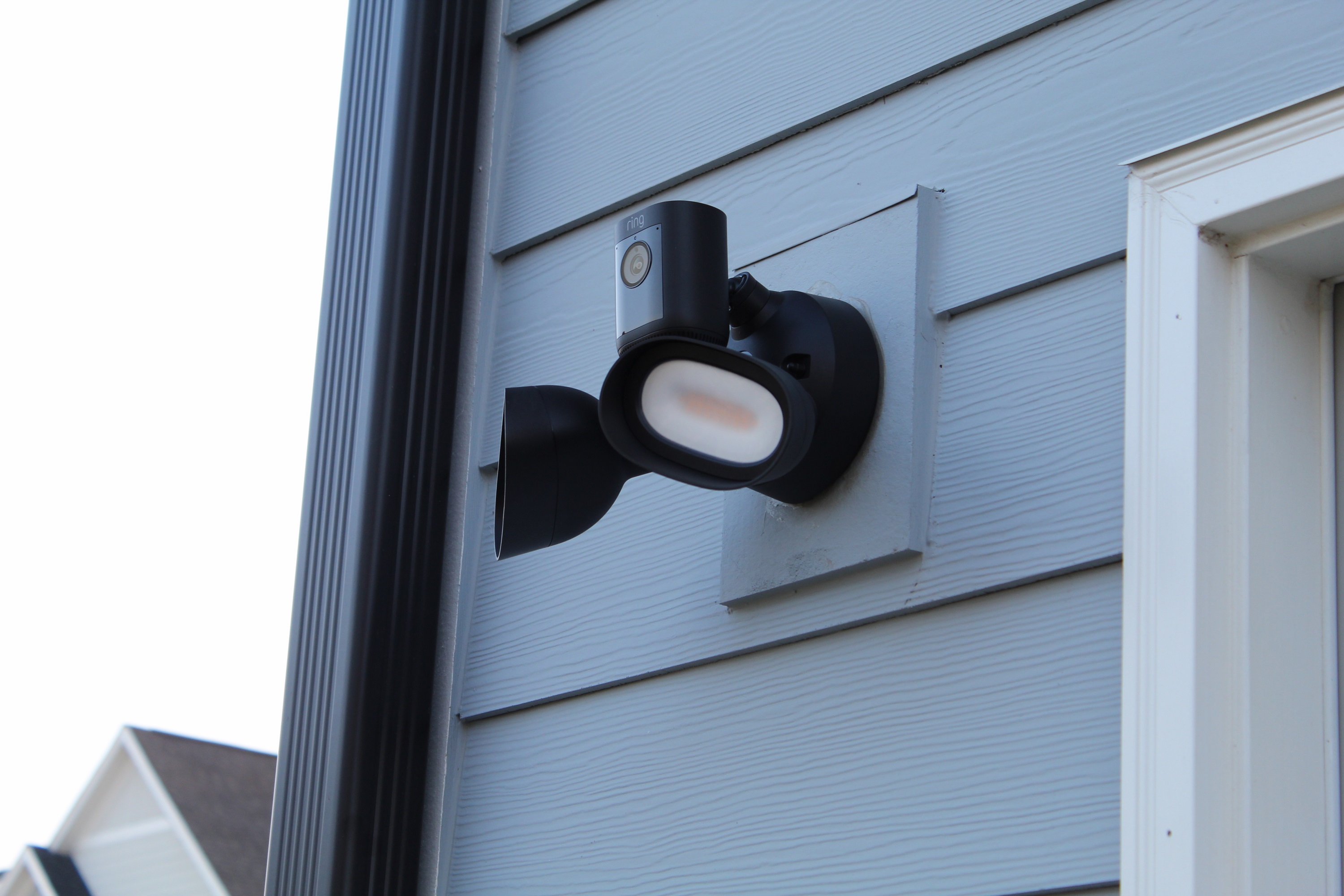 Ring Floodlight Cam Pro instalado na parte externa de uma casa.