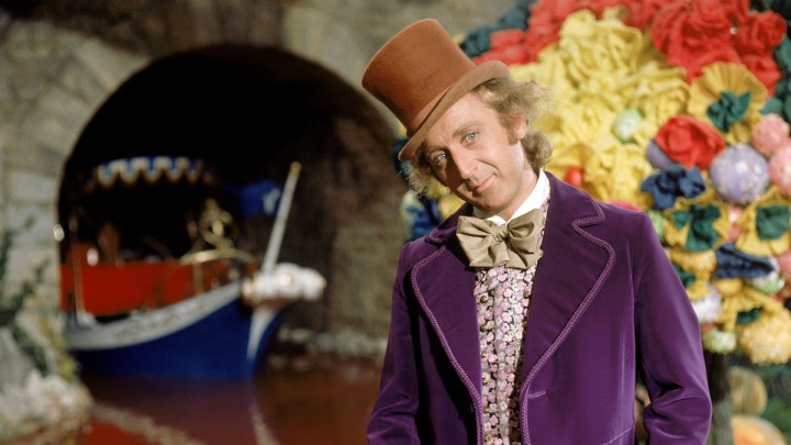 Gene Wilder de pie e inclinando ligeramente la cabeza en Willy Wonka y la fábrica de chocolate