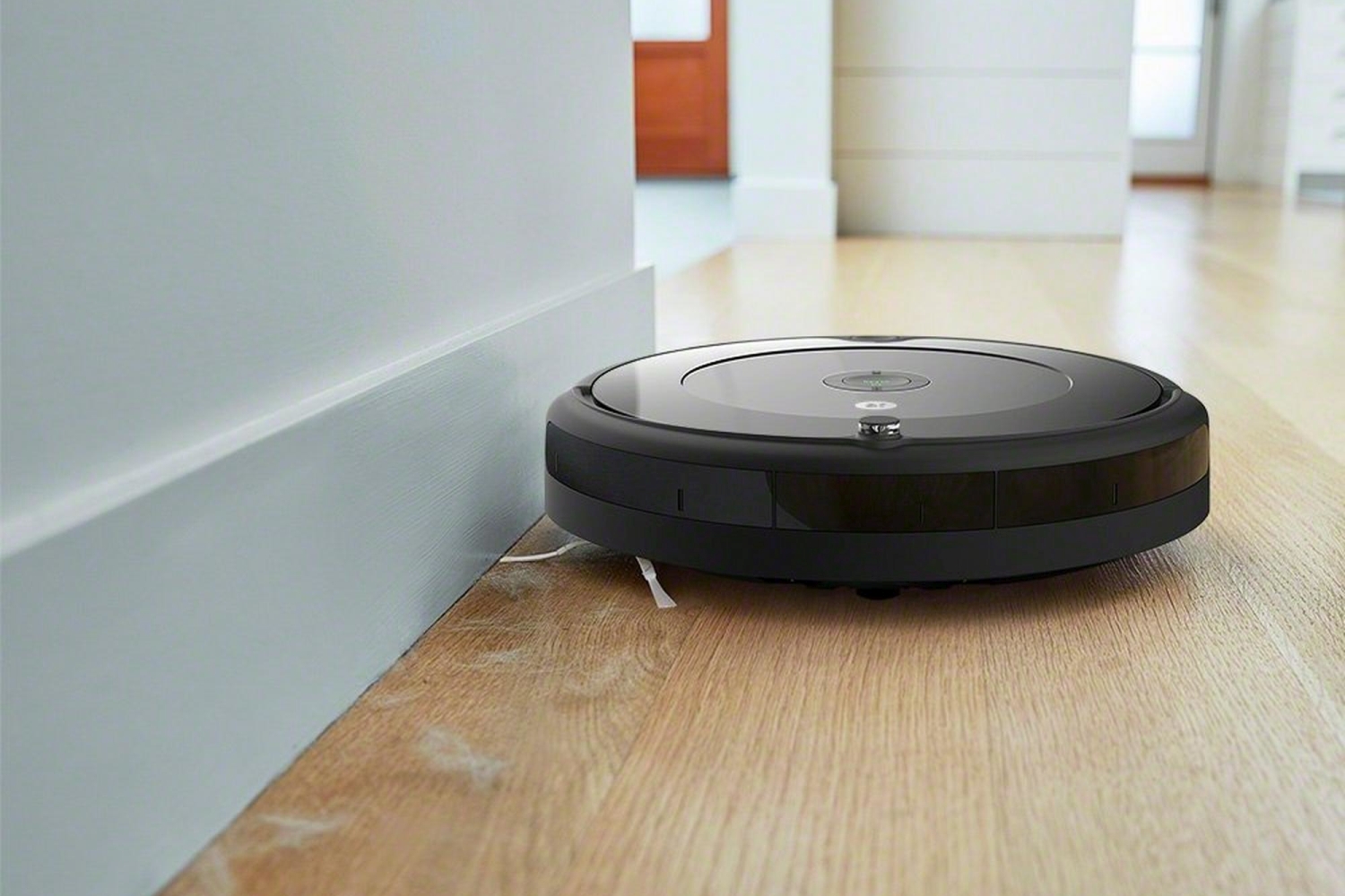 O iRobot Roomba 692 limpando um piso.