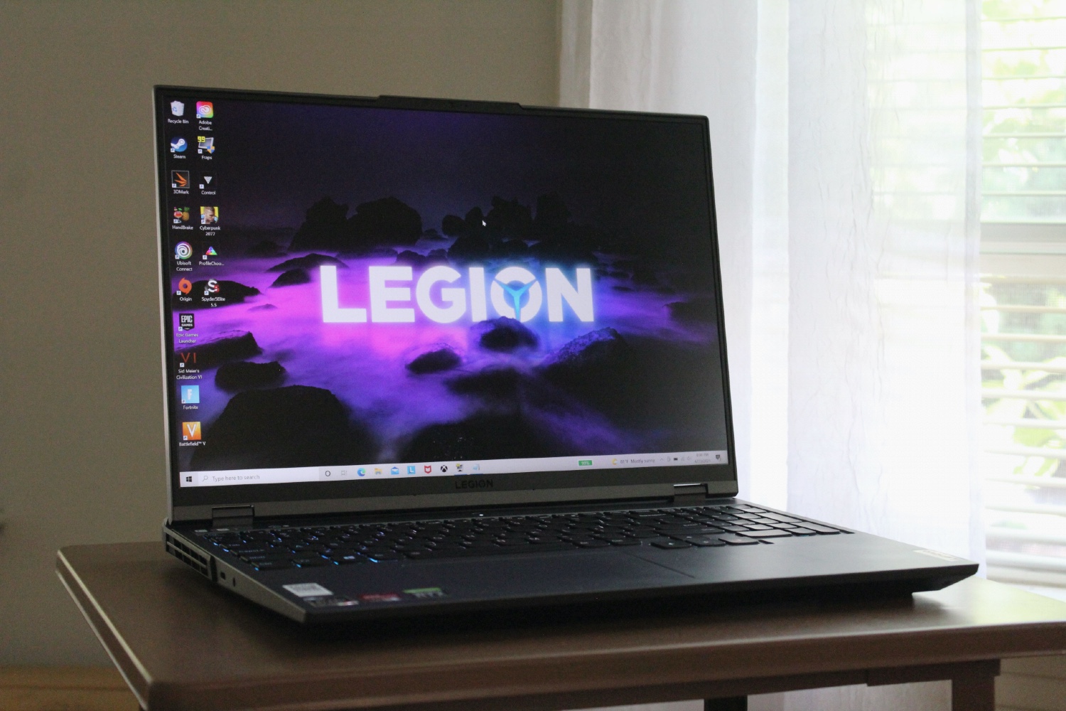 O laptop para jogos Lenovo Legion 5 Pro em uma mesa.
