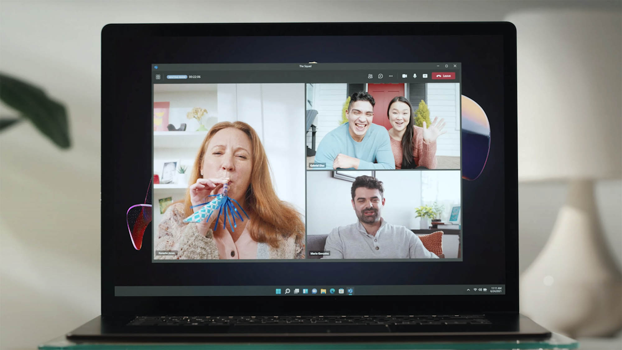 تماس ویدیویی تیم مایکروسافت روی لپ‌تاپ نمایش داده می‌شود.