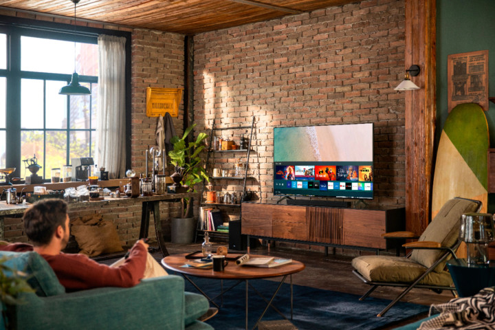 Il TV 4K Samsung da 70 pollici della serie 7 serie in un soggiorno.