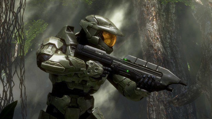 Master Chief holds a battle rifle in Halo: The Master Chief Collection.