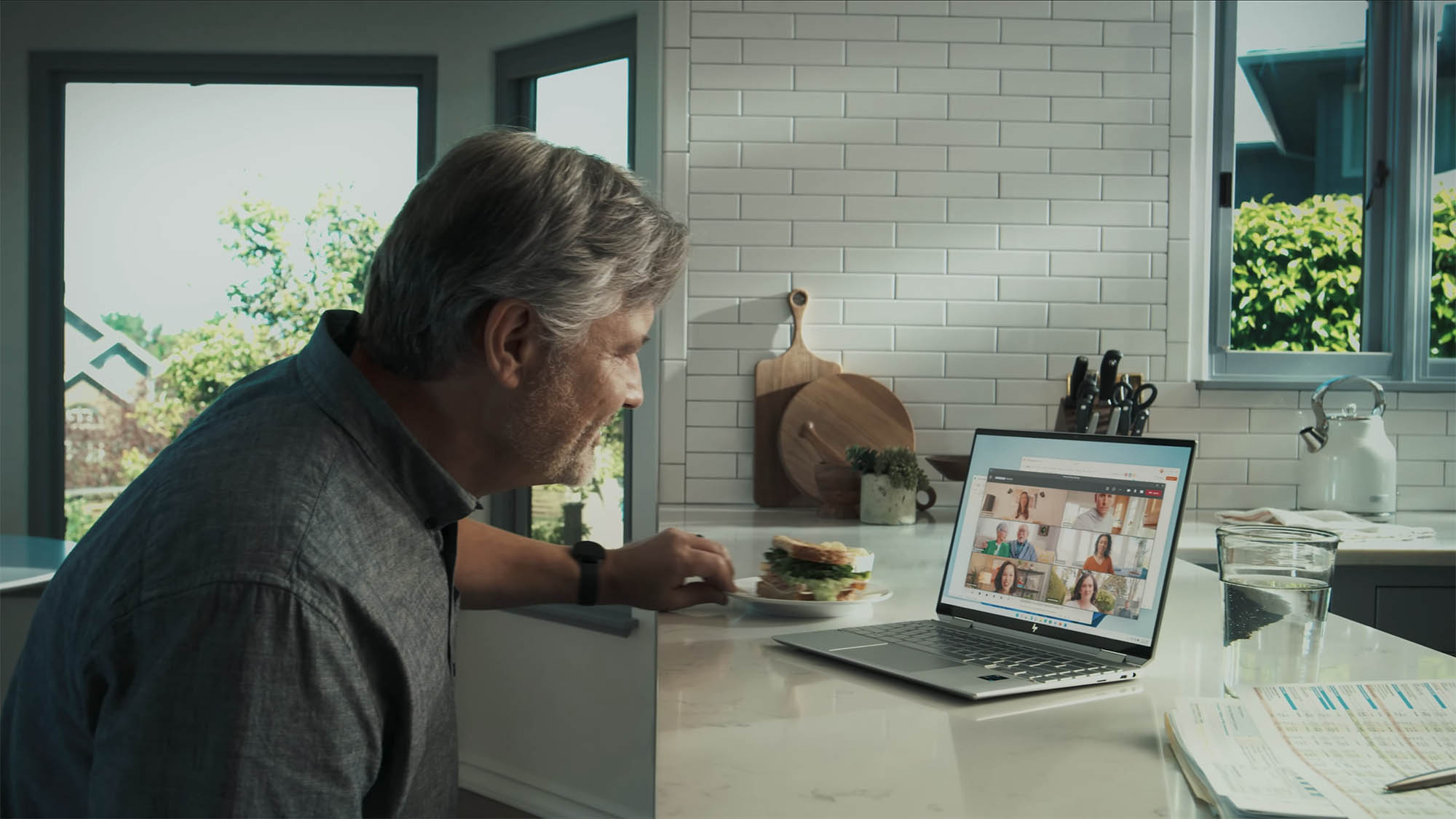 O homem usa o Microsoft Teams em um laptop para conversar por vídeo.