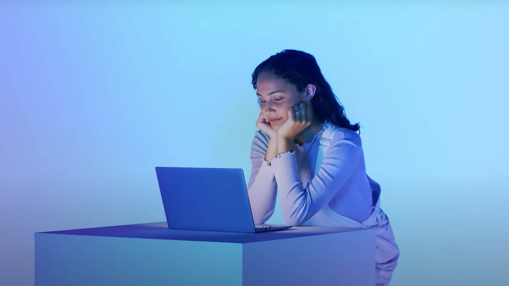 A woman in front a Windows 11 PC.