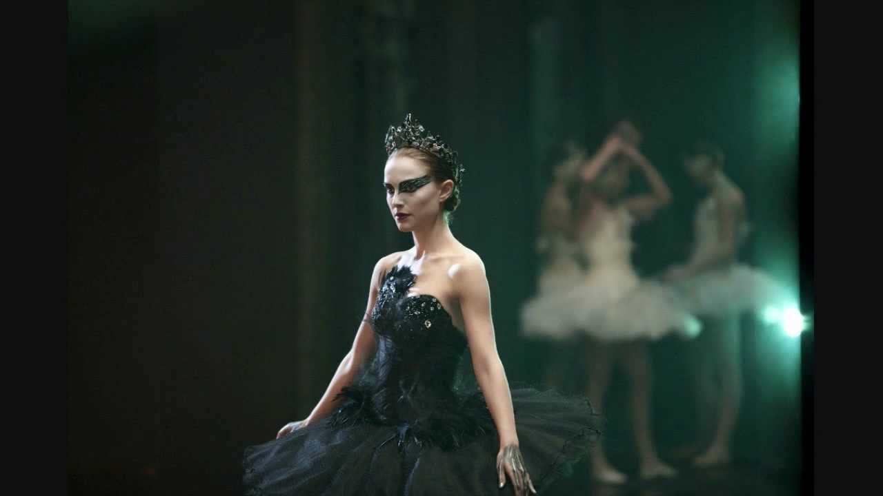 Nina em sua fantasia de cisne negro em Black Swan.