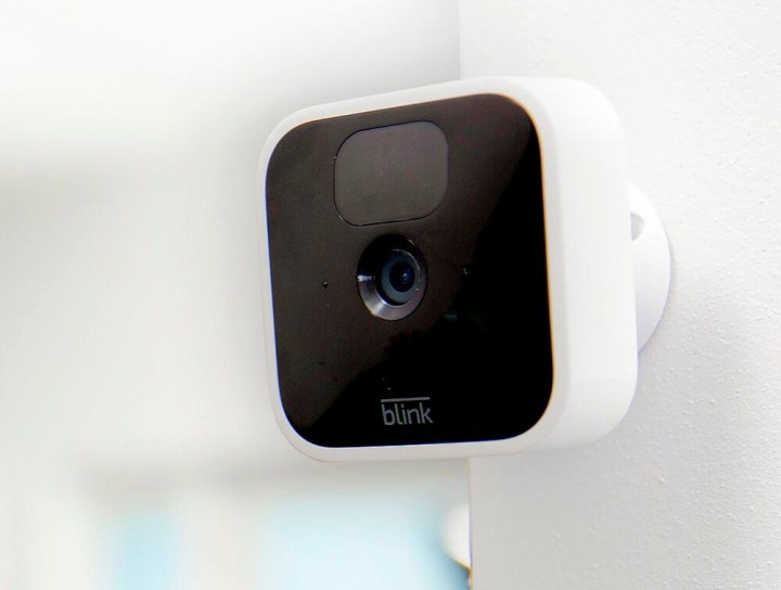 Беспроводная внутренняя камера видеонаблюдения Blink 1080, установленная на внутренней стене.