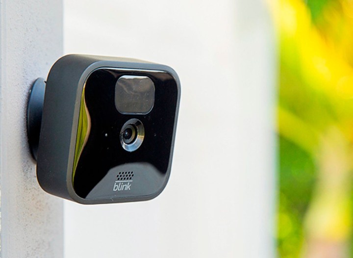 Câmera de segurança sem fio Blink Outdoor 1080p instalada em uma parede externa.