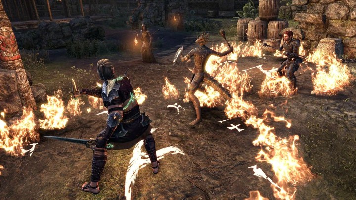 Elder bir arkadaşla savaşan çevrimiçi oyuncuyu kaydırıyor