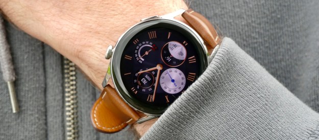 Huawei Watch 3 showing the "Classy" watch face