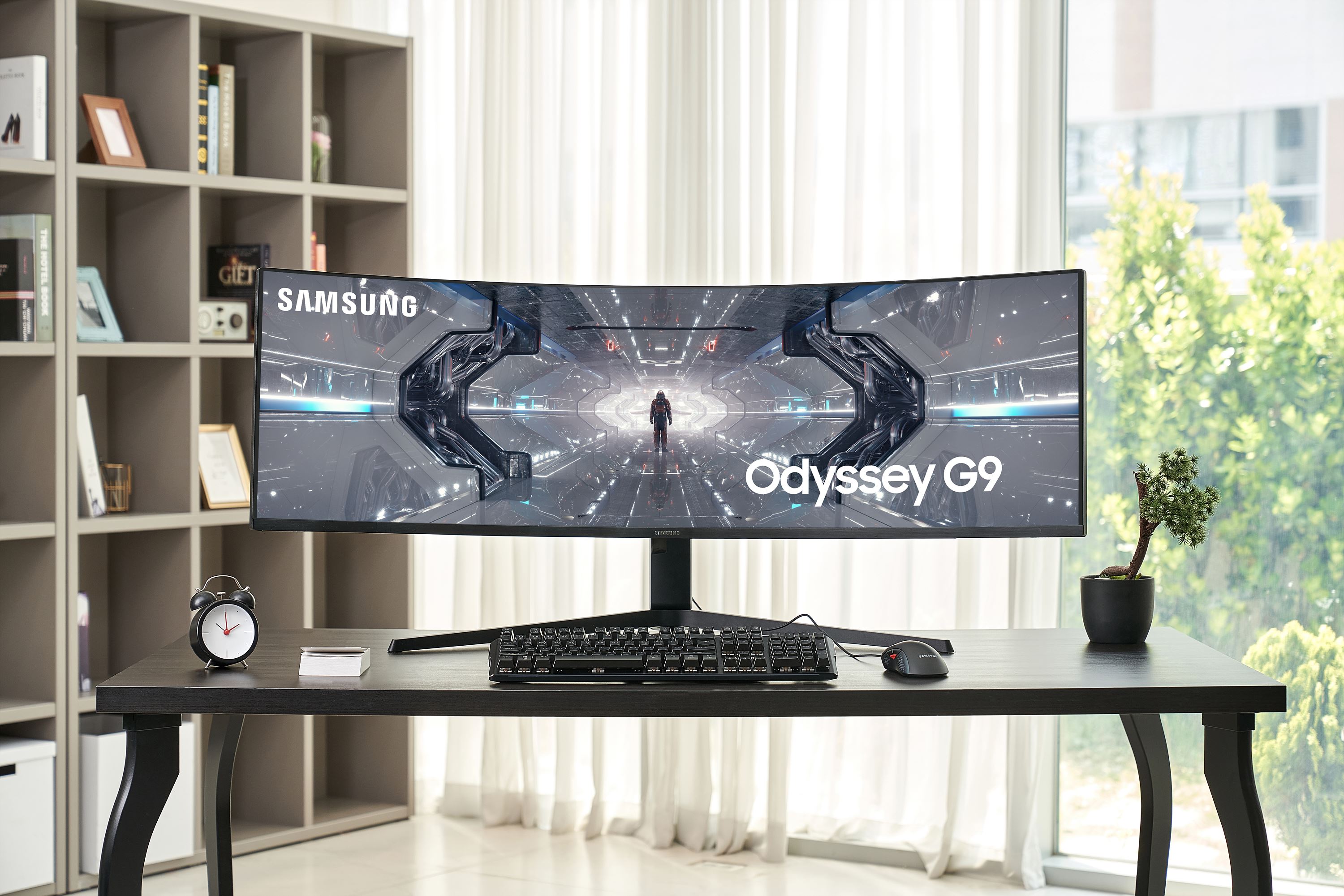 Vista frontal do novo monitor de jogos QLED Odyssey da Samsung sentado na mesa.