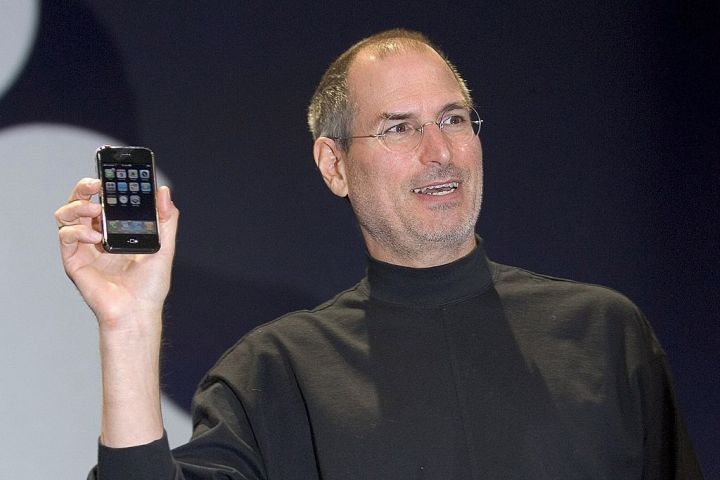 Steve Jobs apresenta o iPhone em 2007.