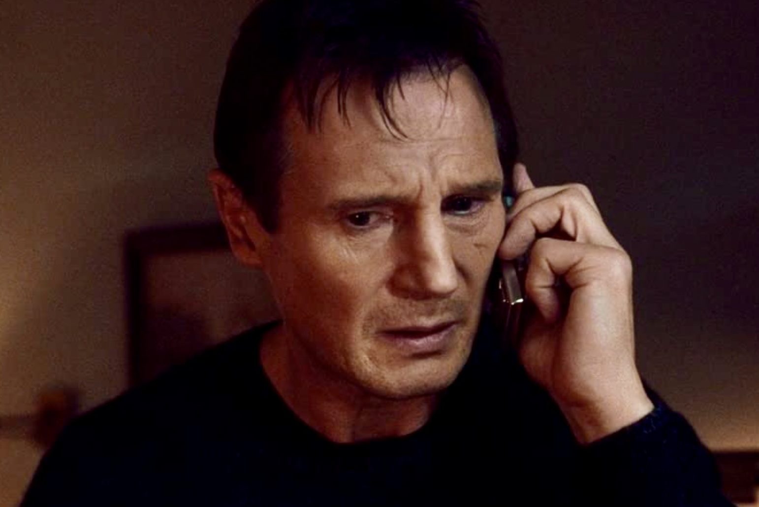 Liam Neeson ao telefone em Ocupado.