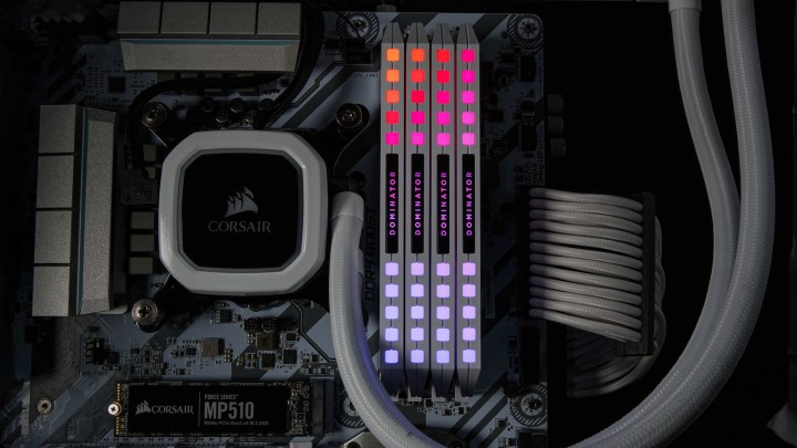 Оперативная память Corsair DDR5 внутри ПК.