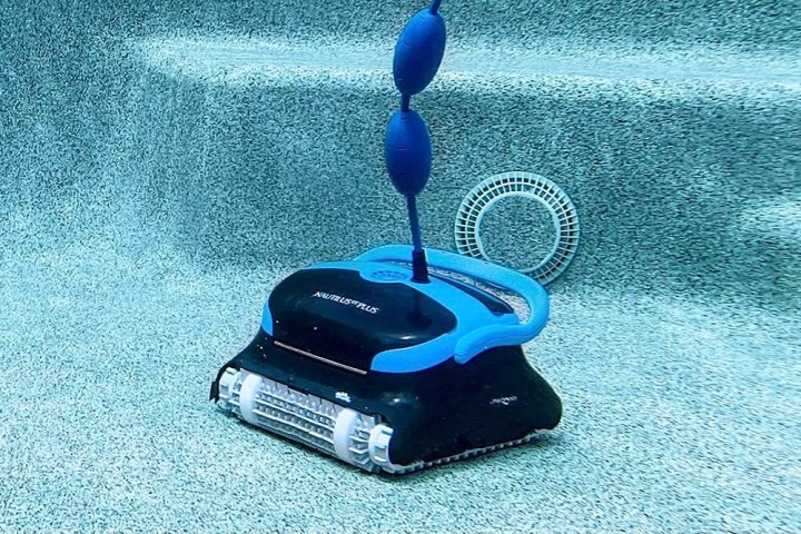 The Dolphin Nautilus CC Plus in a pool.