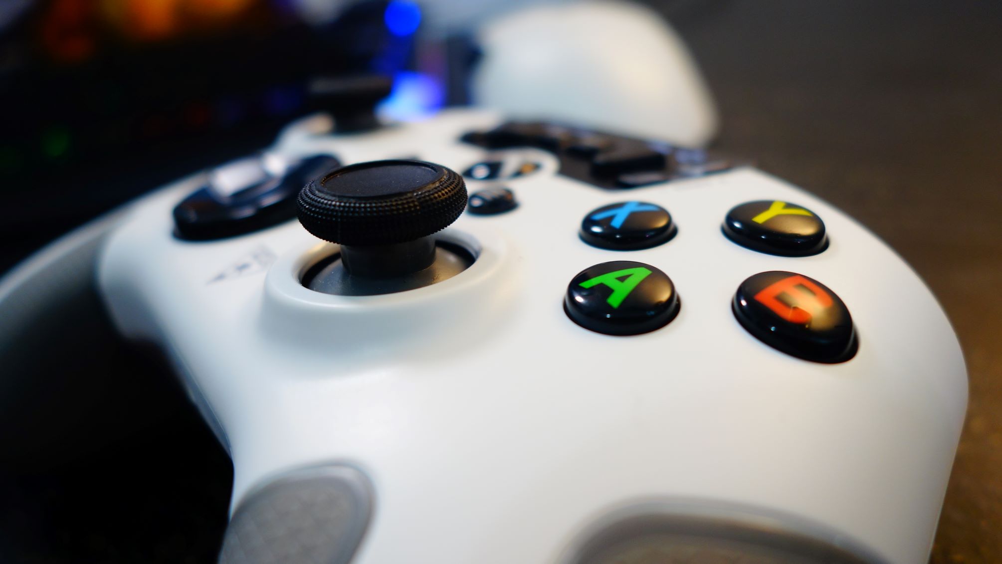 Xbox Recon denetleyicisindeki düğmelere ve joystick'e yakından bakış.