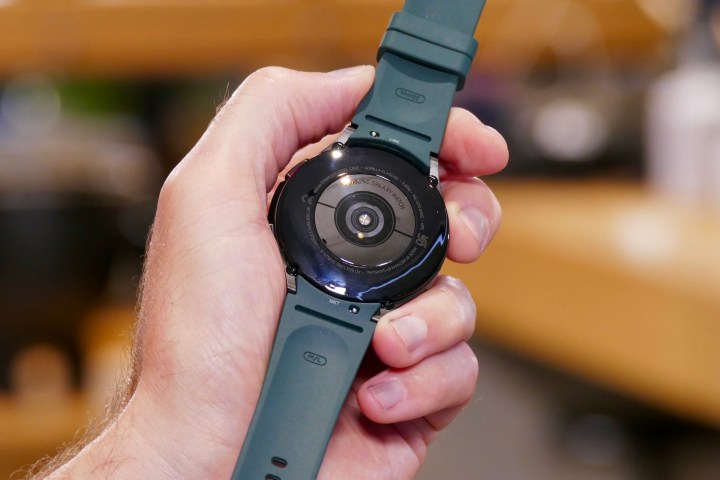 غطاء ظهر Galaxy Watch 4 Classic ومستشعر معدل ضربات القلب.