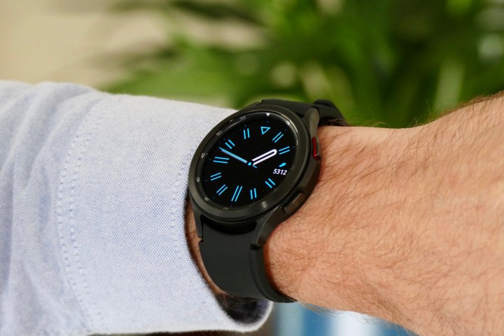 Samsung Galaxy Watch 4 Classic ، يتم ارتداؤها على المعصم.