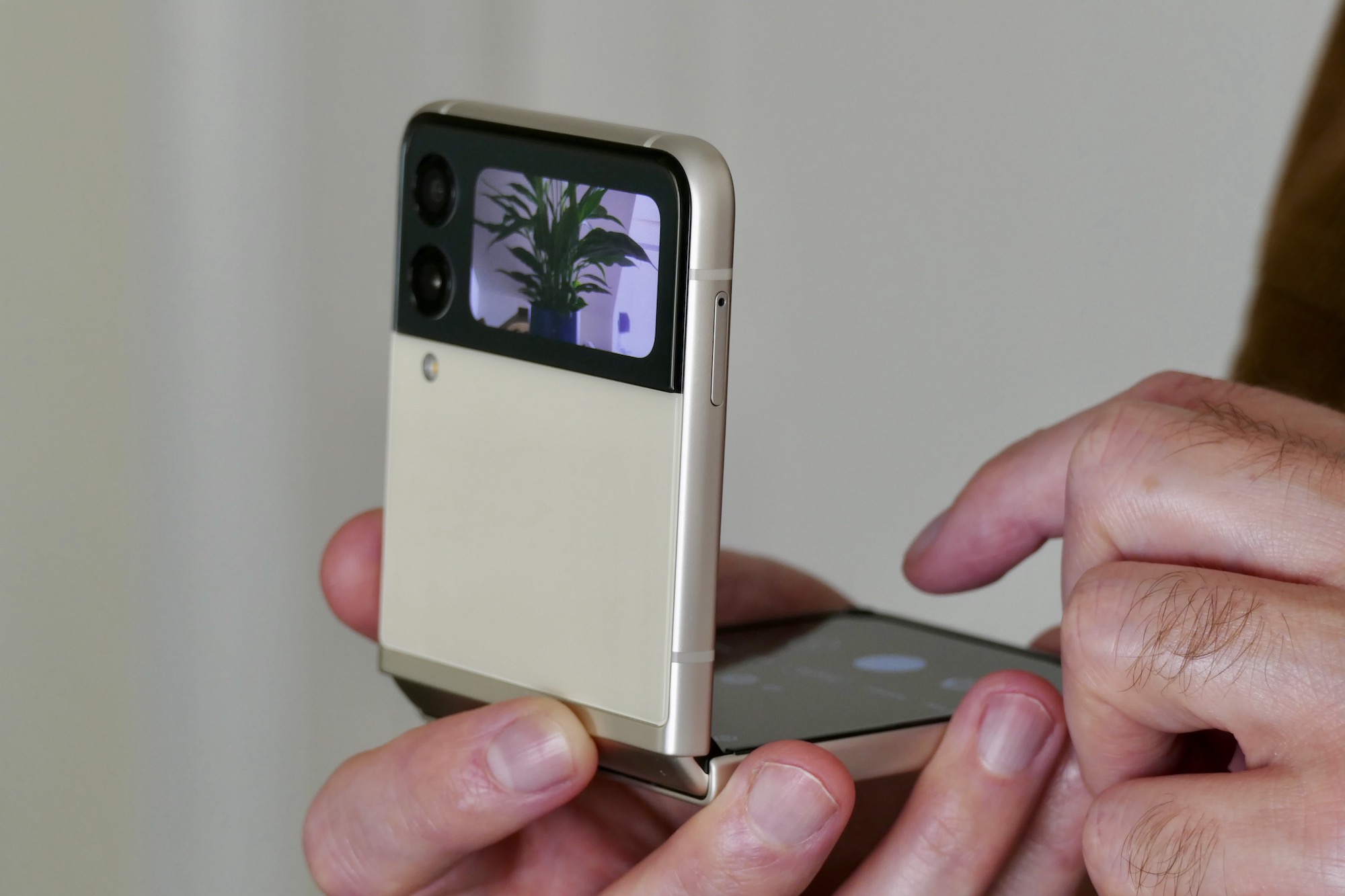 Cover Screen showing camera viewfinder on the Galaxy Z Flip 3.