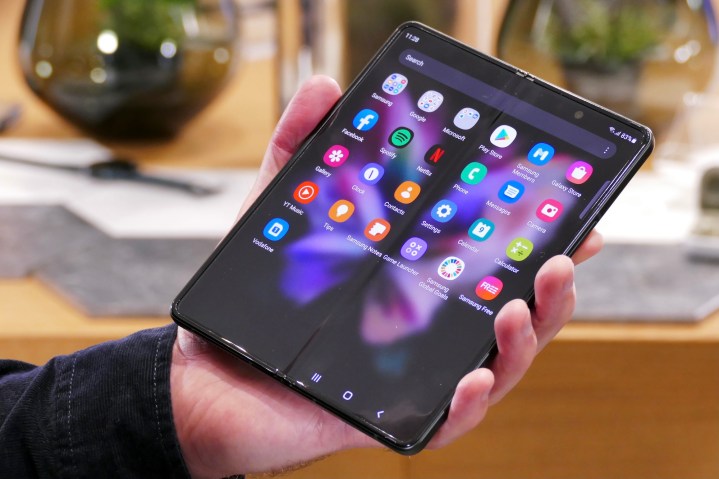 Galaxy Z Fold 3 را با برنامه‌های نمایش داده شده باز کنید.