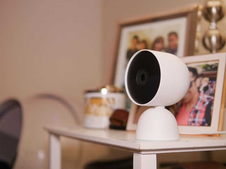 Google Nest Cam (baterai) dengan dudukan indoor di atas meja