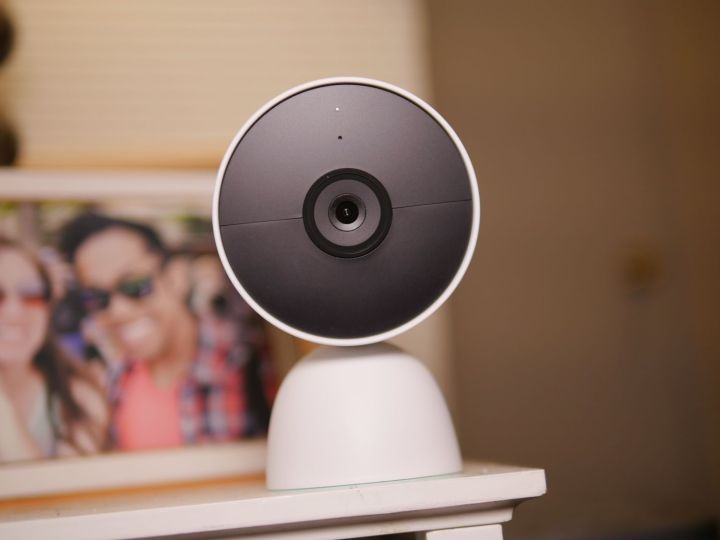 Primo piano della fotocamera su Google Nest Cam (batteria)