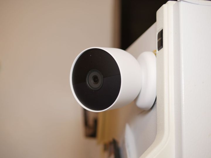 Google Nest Cam (baterai) terpasang pada lemari es dengan pelat magnetik