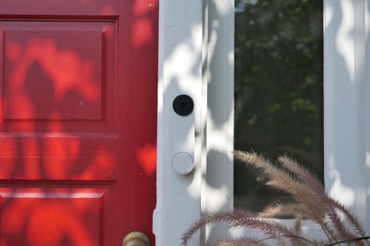Google Nest Doorbell (batteria) sul lato della porta.