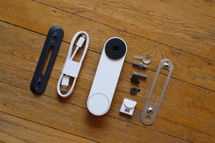 Composants de la sonnette Google Nest Doorbell (batterie) disposés sur le sol.