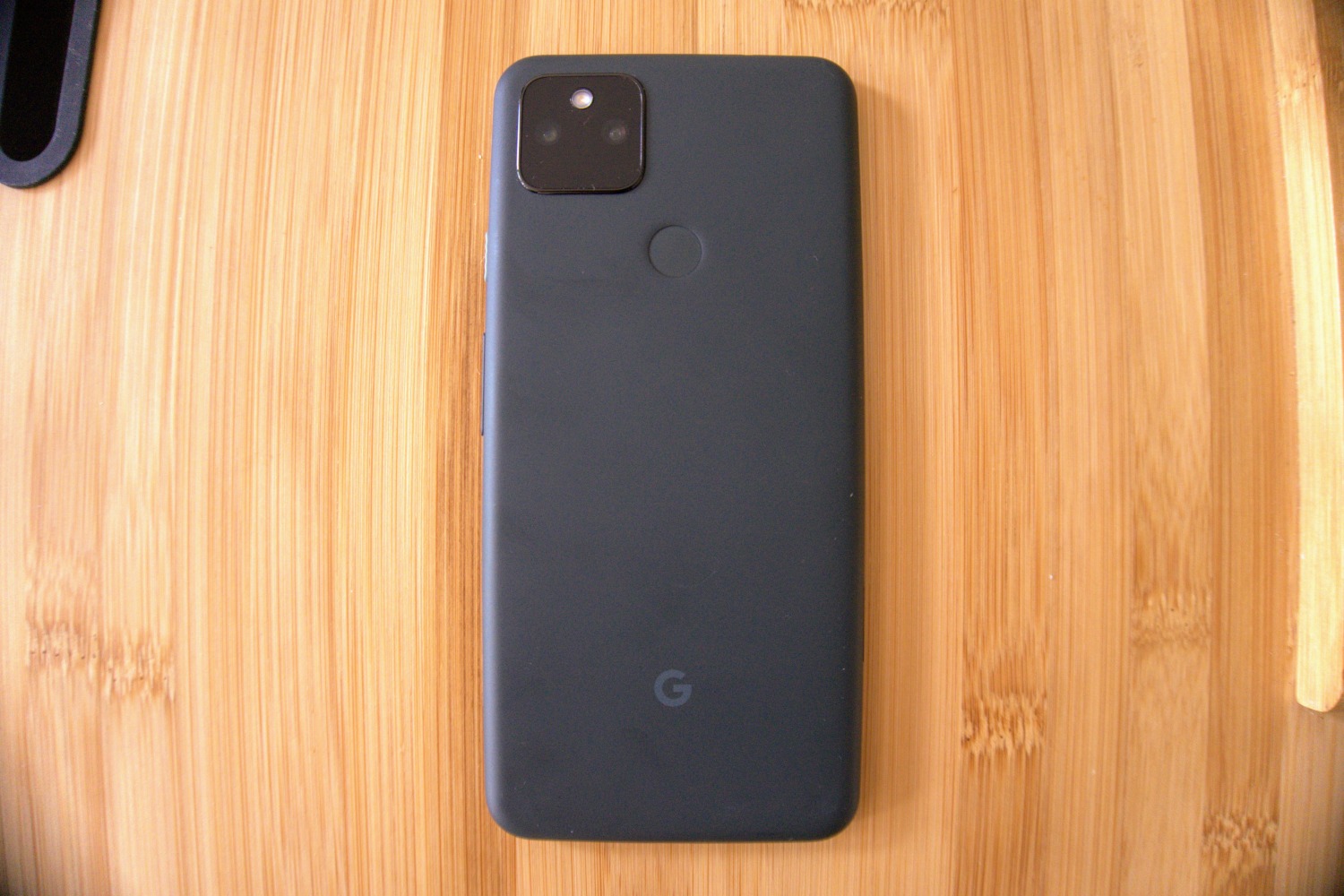 Google Pixel 5a จากด้านหลัง