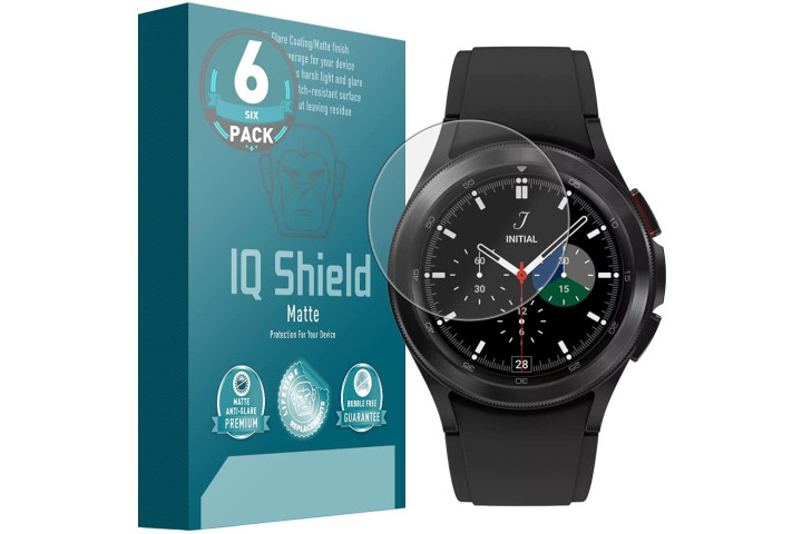 محافظ صفحه مات IQ Shield در گوشی مشکی Samsung Galaxy Watch 4 Classic.