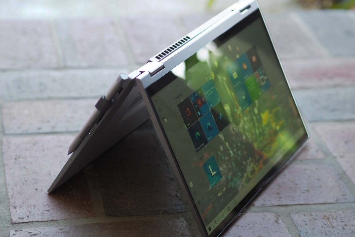 Hình ảnh chiếc laptop Lenovo IdeaPad Flex 5i 14 gập ngược ngồi trên mặt đất.