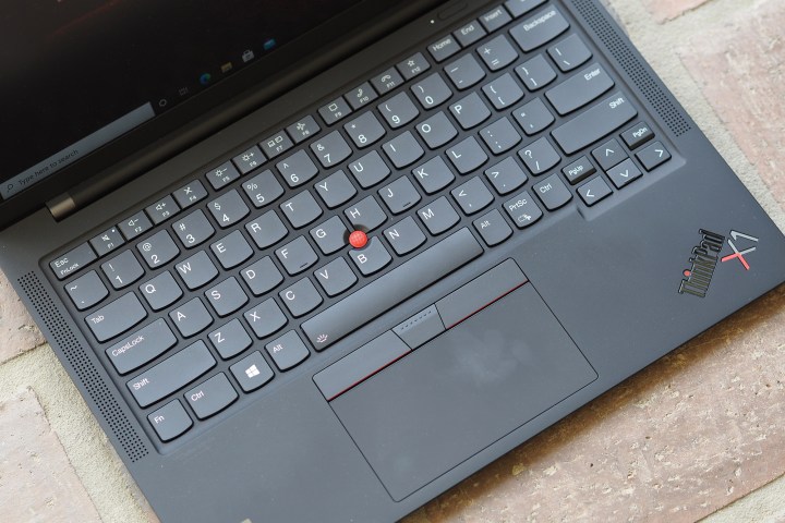 Teclado e trackpad no Lenovo ThinkPad X1 Carbon Gen 9.