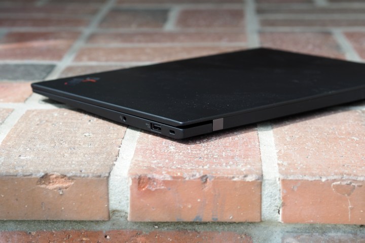 O novo design de dobradiça única do ThinkPad X1 Carbon Gen 9 e portas USB/Micro USB.
