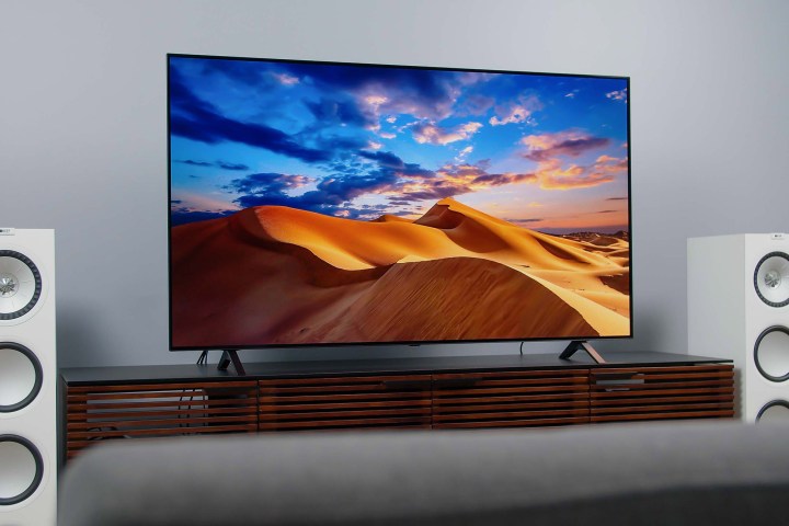 Pantalla de TV LG A1 OLED 4K HDR que muestra imágenes de un colorido desierto.