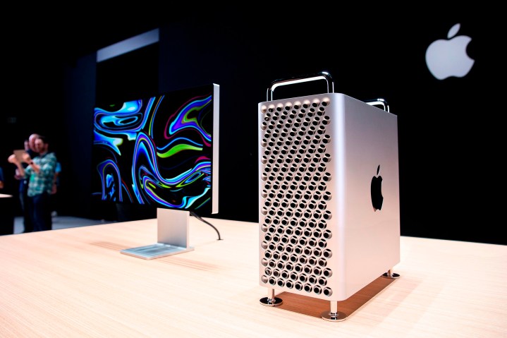 Le nouveau Mac Pro d'Apple est exposé dans la salle d'exposition lors de la conférence mondiale des développeurs d'Apple (WWDC).
