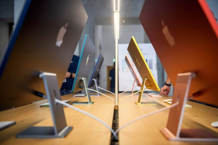 iMac in mostra all'inaugurazione ufficiale del nuovo Apple Store di Via Del Corso.
