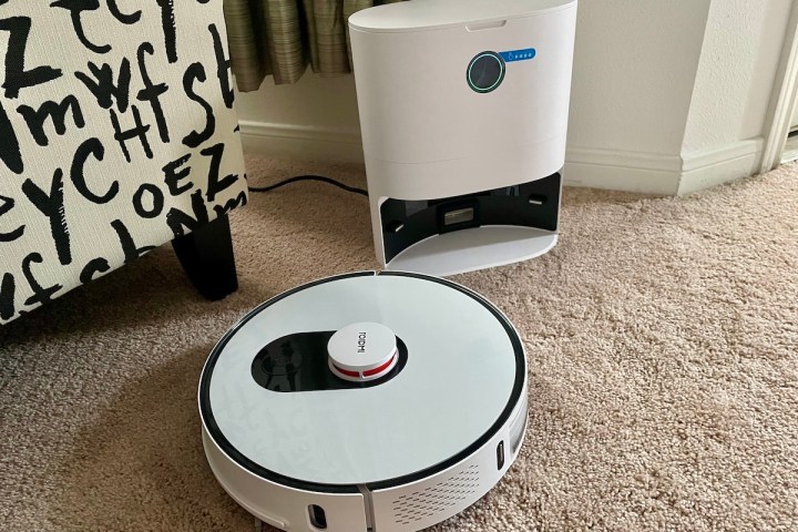 The Xiaomi Roidmi with charging base/dust collector.