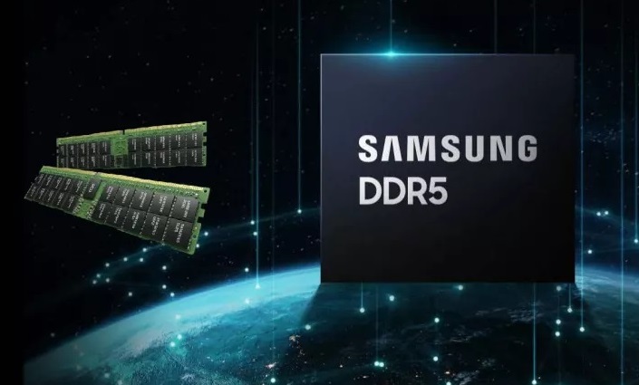 جعبه سیاه با "سامسونگ DDR5" نوشته شده در داخل، همراه با دو ماژول RAM، بر روی تصویری از زمین.