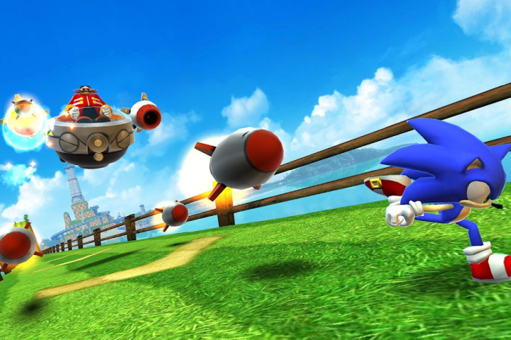 Sonic Dash game screenshot showing Sonic running from Dr Eggman.
