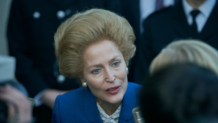 Gillian Anderson dans le rôle de Margaret Thatcher dans The Crown.