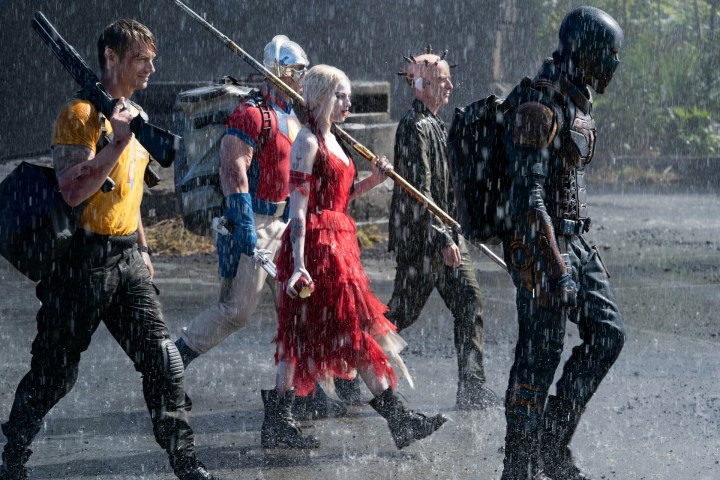 O elenco de Esquadrão Suicida andando na chuva.