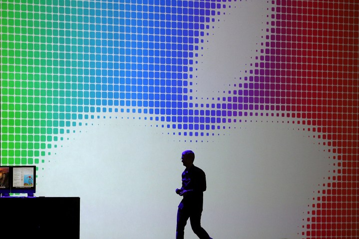 Генеральный директор Apple Тим Кук уходит со сцены после выступления на Всемирной конференции разработчиков Apple.