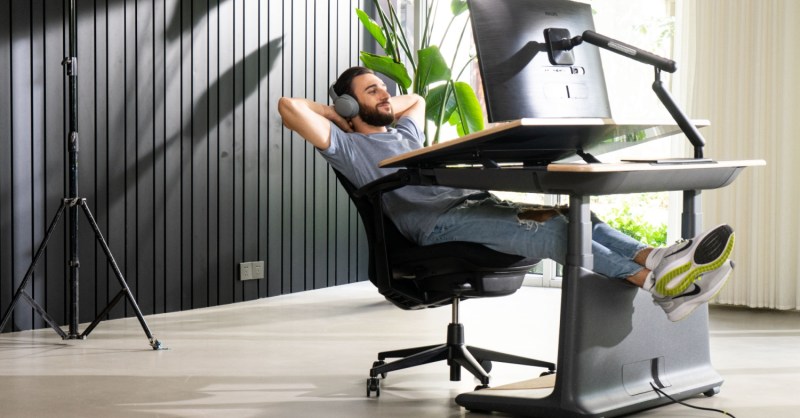 https://www.digitaltrends.com/wp-content/uploads/2021/08/ufou-upon-smart-standing-desk-lifestyle-1-of-4.jpg?resize=800%2C418&p=1