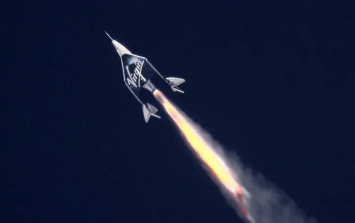 El avión espacial de Virgin Galactic se dirige al borde del espacio.