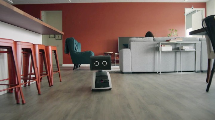 Amazon Astro Robot rolando por uma sala de estar.