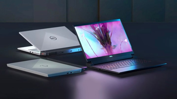 Dois laptops para jogos Dell G15 lado a lado e colocados em um fundo escuro.