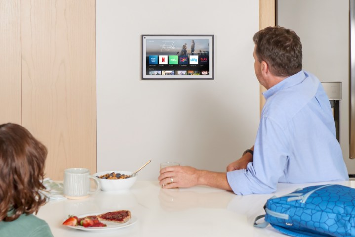 Amazon Echo Show 15 умных дисплеев на стене.