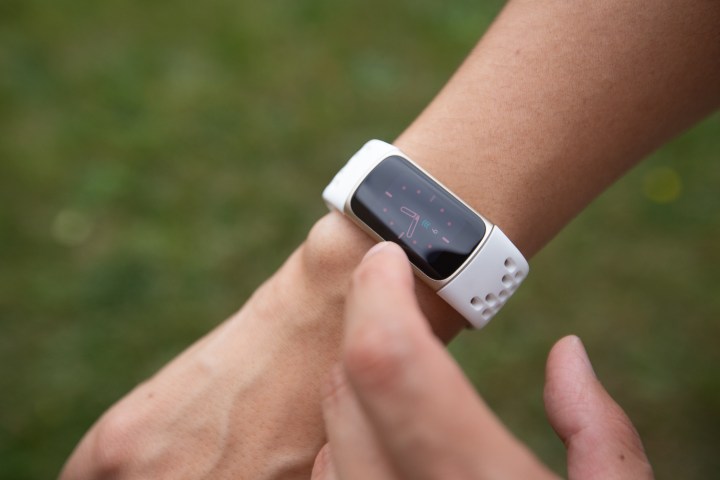 Fitbit Charge 5 revisa la pantalla tocando en