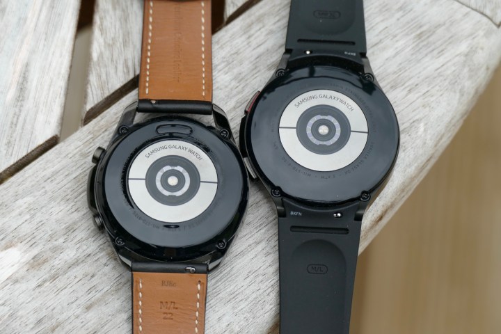 Biometrisches Sensorarray auf der Galaxy Watch 3 (links) und der Galaxy Watch 4 Classic (rechts)